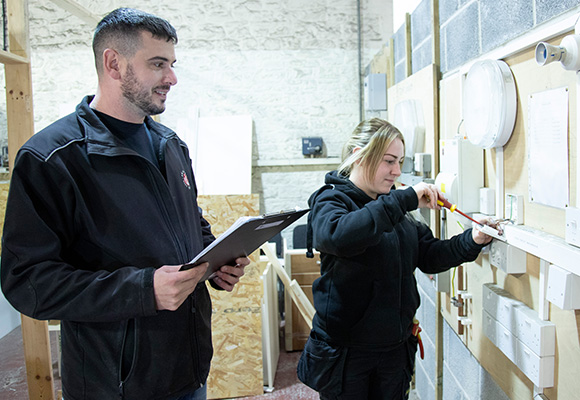 Electrical apprentice wiring circuit with supervision